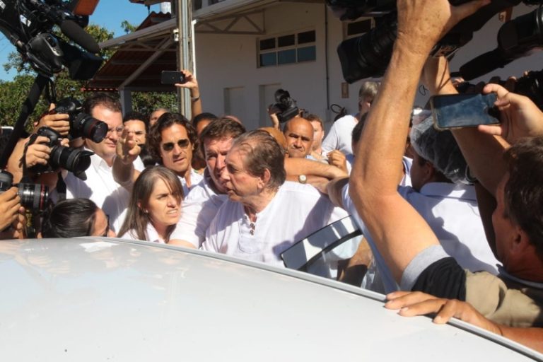 João de Deus chega a Casa de Dom Inácio e fiéis se exaltam