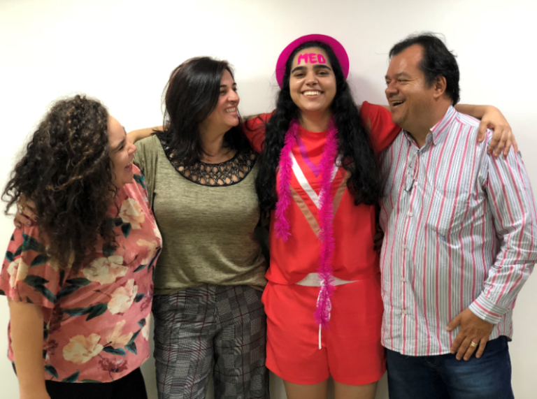 NATURAL DE GOIANDIRA, OLÍVIA DAVID, 17 ANOS DE IDADE, FOI APROVADA 14 VEZES EM VESTIBULARES DO CURSO DE MEDICINA E AINDA AGUARDA OUTROS RESULTADOS