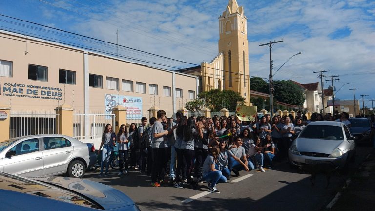 Por manutenção de convênio com Governo de Goiás, pais e alunos do colégio Mãe de Deus realizam ato de manifesta