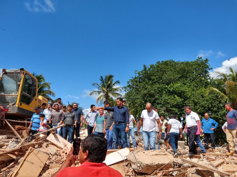 Prefeito e moradores de Três Ranchos promoveram protestos para impedirem demolições de casas na beira do lago