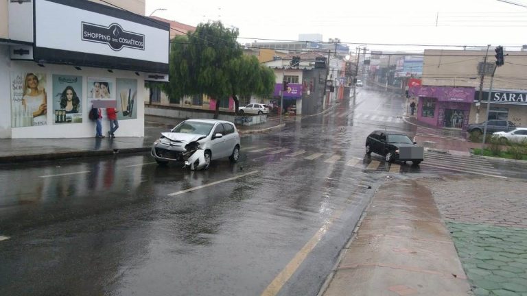 Segunda-feira (03) começa com acidente de trânsito; carros batem no semáforo da Caixa Econômica no cruzamento da Avenida Raulina
