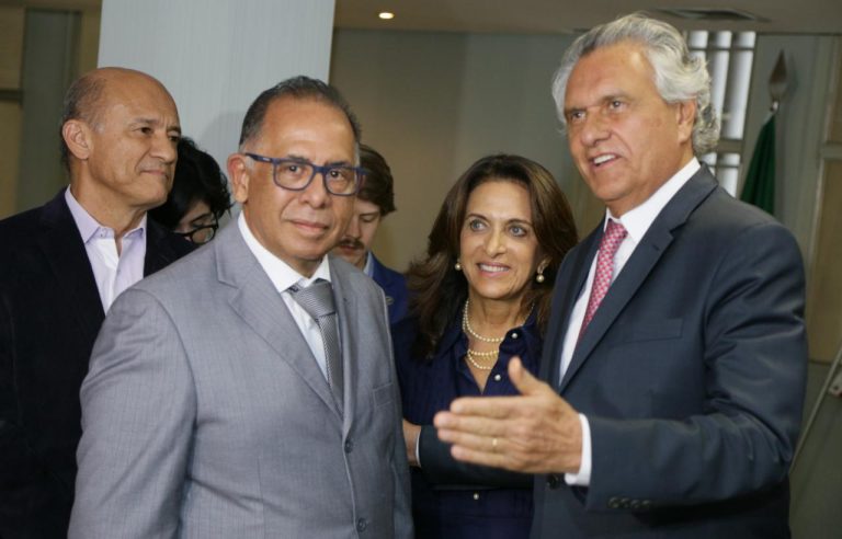 CAIADO FIRMA ACORDO E GARANTE PROGRAMA BOLSA UNIVERSITÁRIA