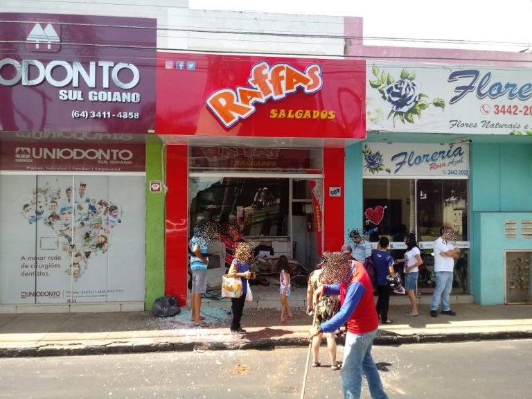 CAMINHONETE PERDE O CONTROLE INVADE E DESTRÓI LANCHONETE NO CENTRO DE CATALÃO