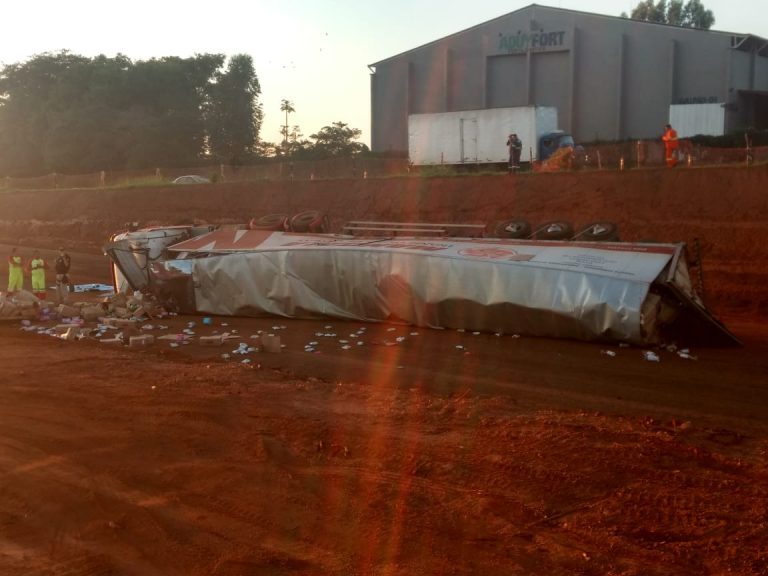 CARRETA TOMBA NA BR-50 PRÓXIMO DE ACESSO À DAVINÓPOLIS