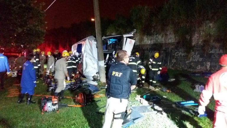 GOIÂNIA: ÔNIBUS TOMBA NA BR 153, DEIXA DOIS MORTOS E DEZENAS DE FERIDOS