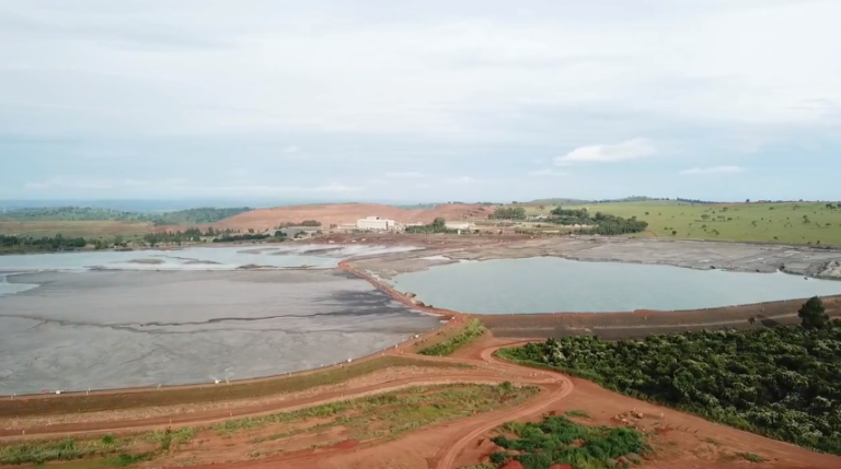 SITUAÇÃO IDÊNTICA A DE BRUMADINHO: BARRAGEM DE REJEITOS DA NIOBRÁS EM OUVIDOR, TAMBÉM É ACIMA DA ÁREA ADMINISTRATIVA, PARTE DA USINA E DO RESTAURANTE DA MINERADORA