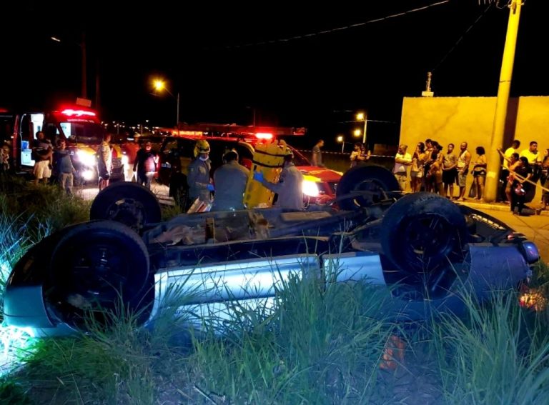 TRÂNSITO DE CATALÃO: CONDUTOR DE CAMINHONETE PERDE O CONTROLE DA DIREÇÃO E CAPOTA VEÍCULO EM RUA DO JARDIM PAINEIRAS