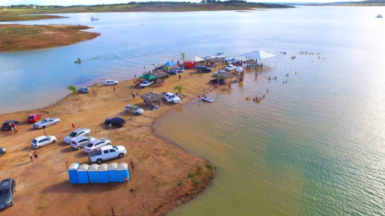 TRÊS RANCHOS: COM INTENSO CALOR DOS ÚLTIMOS DIAS, PRAINHA NA BEIRA DO LAGO AZUL LOTA DE TURISTAS AOS FINAIS DE SEMANA