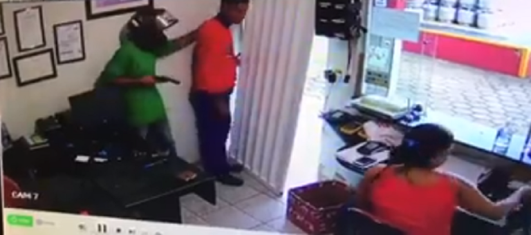 🎥VÍDEO MOSTRA DUPLA DE ASSALTANTES AGINDO EM DEPÓSITO DE GÁS DE CATALÃO; CRIMINOSOS AGREDIRAM FUNCIONÁRIO