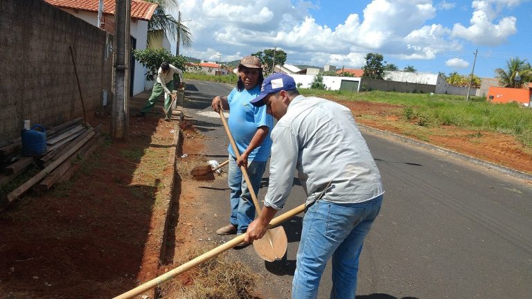 NA LUTA CONTRA A DENGUE, PREFEITURA DE TRÊS RANCHOS REALIZA MUTIRÕES DE LIMPEZA NOS BAIRROS; PREFEITO HUGO DELEON TRABALHOU JUNTO COM OS SERVIDORES
