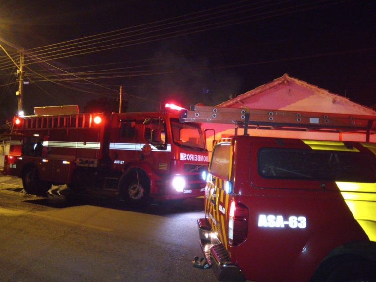 TRANSFORMADOR EXPLODE E INCENDEIA CASA DE FAMÍLIA EM CATALÃO; PRATICAMENTE TODOS OS MÓVEIS E ELETRÔNICOS FORAM QUEIMADOS