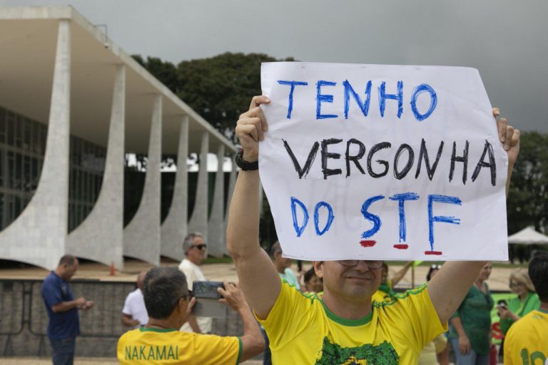 APOIADORES DA LAVA JATO PROTESTAM CONTRA DECISÃO DO STF
