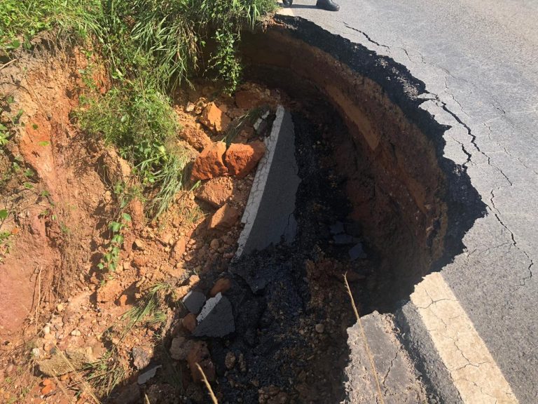 ATENÇÃO: PARTE DO ASFALTO DA RODOVIA GO 330 ENTRE CATALÃO E IPAMERI, PRÓXIMO AO MEFIJA, SE ROMPE E MOTORISTAS DEVEM REDOBRAR A ATENÇÃO