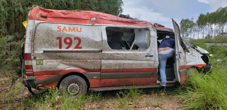 CAPOTAMENTO DE UMA AMBULÂNCIA DO SAMU NA GO 330 DEIXOU UMA TÉCNICA DE ENFERMAGEM FERIDA