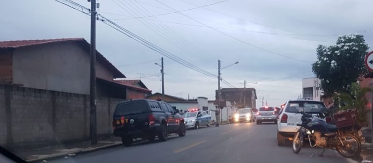 CATALÃO: APÓS ROUBAREM VEÍCULO, PM LOCALIZA SUSPEITOS EM CASA NO SETOR VILA LIBERDADE; DOIS MENORES FORAM APREENDIDOS E UM RAPAZ DE 17 ANOS MORRE EM CONFRONTO COM OS POLICIAIS