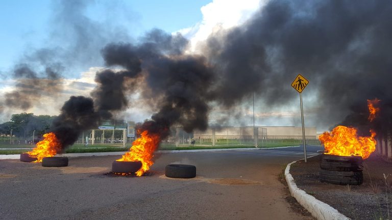 CATALÃO: SINDICALISTAS REALIZARAM PROTESTO EM FRENTE A MONTADORA DA MITSUBISHI COM QUEIMA DE PNEUS PARA TENTAREM IMPEDIR NOVAS DEMISSÕES
