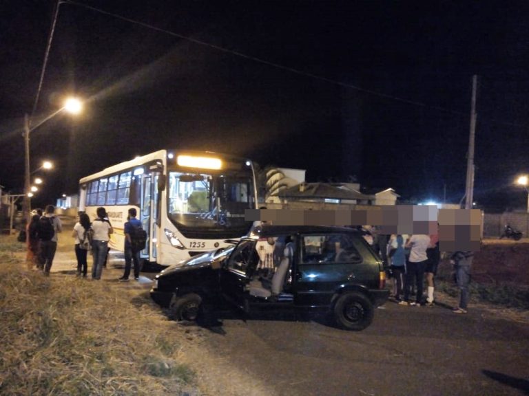COLISÃO ENTRE VEÍCULO DE PASSEIO E COLETIVO DEIXA CINCO PESSOAS FERIDAS; UMA CRIANÇA ESTAVA ENTRE OS PASSAGEIROS DO CARRO DE PASSEIO