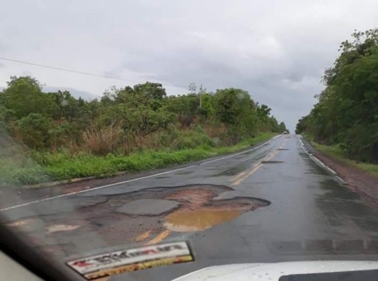 GOINFRA DEVE INDENIZAR CASAL EM R$ 21 MIL APÓS ACIDENTE CAUSADO POR BURACOS EM RODOVIA