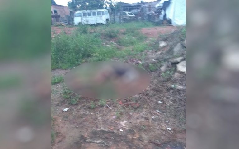 MULHER É ENCONTRADA MORTA COM SINAIS DE FACADAS E QUEIMADURAS EM LOTE BALDIO DE IPAMERI