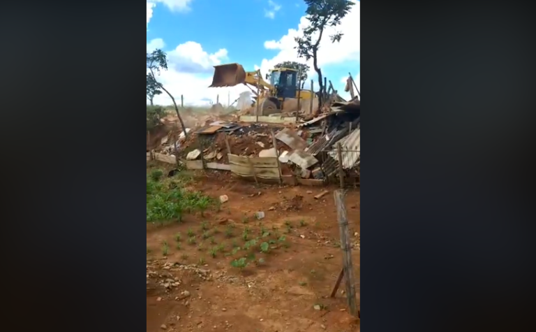 REINTEGRAÇÃO DE POSSE: BARRACOS CONSTRUÍDOS NAS MARGENS DA GO 330, NA SAÍDA PARA GOIÂNIA, FORAM DEMOLIDOS POR DETERMINAÇÃO DA JUSTIÇA; AÇÃO FOI MOVIDA PELA ANTIGA AGETOP, ATUAL GOINFRA