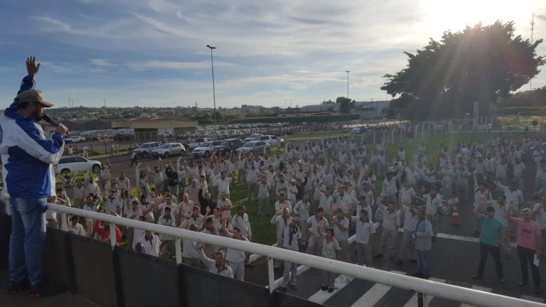CRISE: EM ASSEMBLEIA TRABALHADORES DA MITSUBISHI REPROVAM REDUÇÃO DE JORNADA DE TRABALHO E DE SALÁRIOS; PROPOSTA FOI SUGERIDA PELO PRÓPRIO SINDICATO