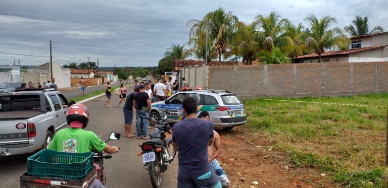 URGENTE: EM TRÊS RANCHOS, HOMEM É ENCONTRADO MORTO COM FACA CRAVADA NO PESCOÇO