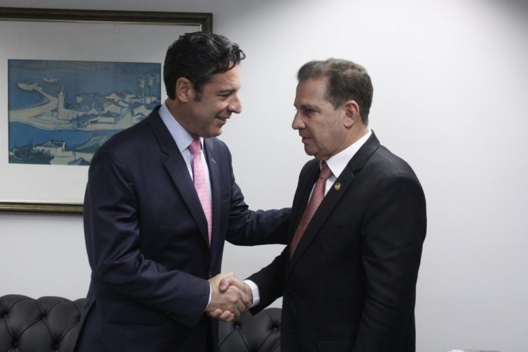 VANDERLAN CARDOSO SE ENCONTRA COM O EMBAIXADOR DA ARGENTINA: SENADOR GOIANO DEFENDE ACORDOS BILATERAIS ENTRE OS PAÍSES