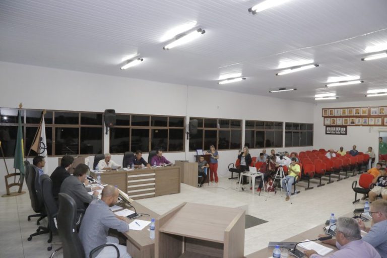 VEREADORES DE OUVIDOR BARRAM VENDA DE ÁREAS PÚBLICAS PROPOSTA PELA PREFEITURA; JUSTIFICATIVA PARA DESAFETAÇÃO SERIA PARA CONSTRUÇÃO DE CASAS POPULARES