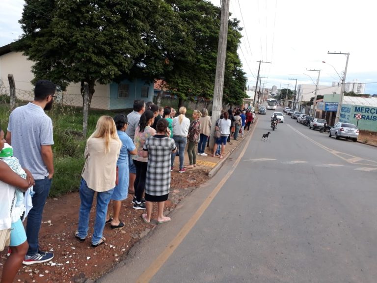 CATALÃO: POSTOS DE SAÚDE E O MATERNO INFANTIL AMANHEÇERAM COM ENORMES FILAS NESTA SEXTA-FEIRA (01/03); PREFEITURA DISSE QUE AGLOMERADO SE DEU DEVIDO AS PESSOAS TEREM BUSCADO POR EXAMES NO 1º DIA DO MÊS