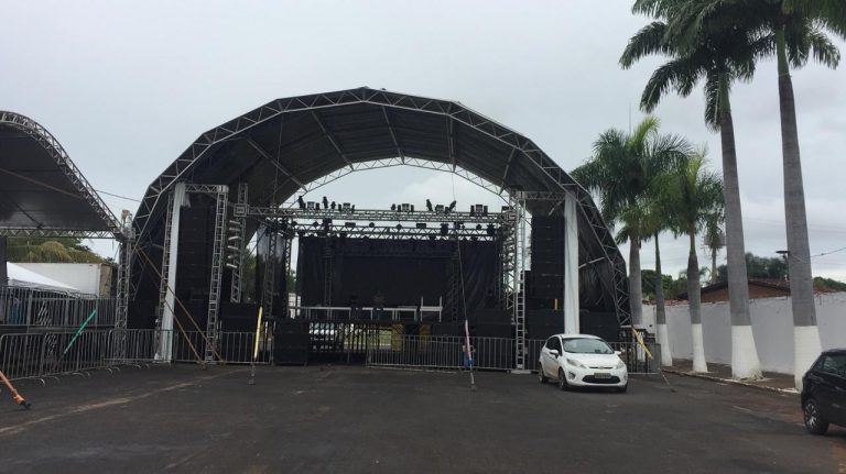 EM TRÊS RANCHOS CARNAVAL JÁ COMEÇOU NA PRAINHA E A NOITE SERÁ INCIADO OS SHOWS NO SAMBÓDROMO; EM ANHANGUERA FOLIA TAMBÉM COMEÇA HOJE