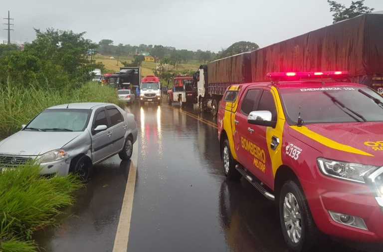 CALDAS NOVAS: ACIDENTE COM CAMINHÃO DA DUPLA RIONEGRO E SOLIMÕES DEIXA UMA PESSOA FERIDA