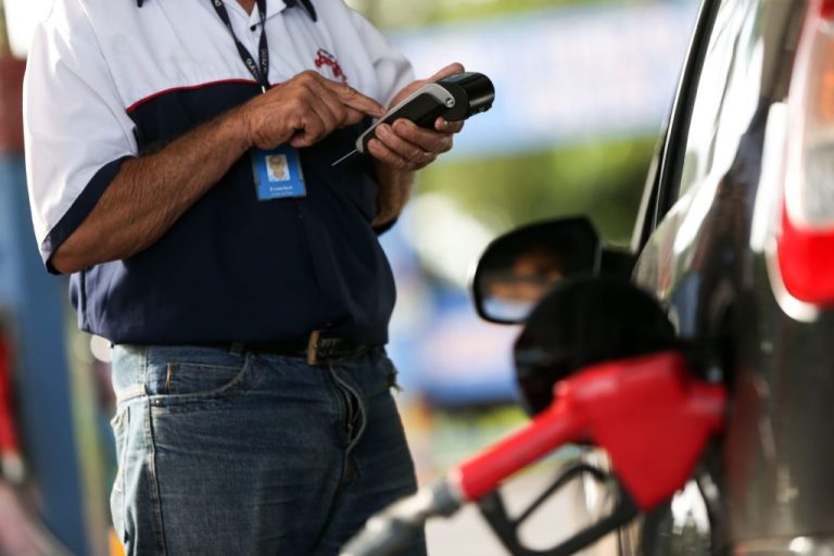 ENCHAM OS TANQUES E PREPAREM O BOLSO, POIS O PREÇO DA GASOLINA VAI SUBIR NOVAMENTE; ANÚNCIO DE REAJUSTE NOS PREÇOS NAS REFINARIAS FOI FEITA NA TERÇA-FEIRA (23/04) PELA PETROBRAS
