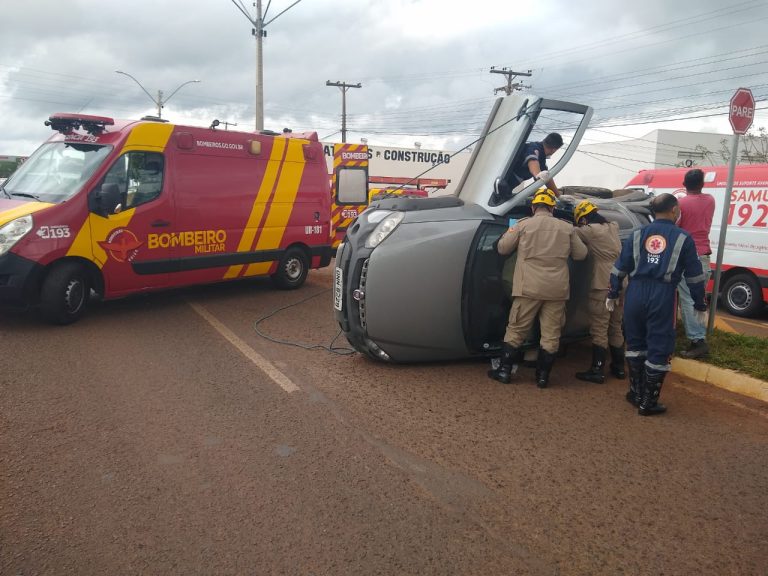 JOVEM DE 27 ANOS DE IDADE FICA FERIADO APÓS TOMBAR VEÍCULO EM AVENIDA MOTIMENTADA DE CATALÃO; COLISÃO COM CAMINHÃO PROVOCOU O TOMBAMENTO