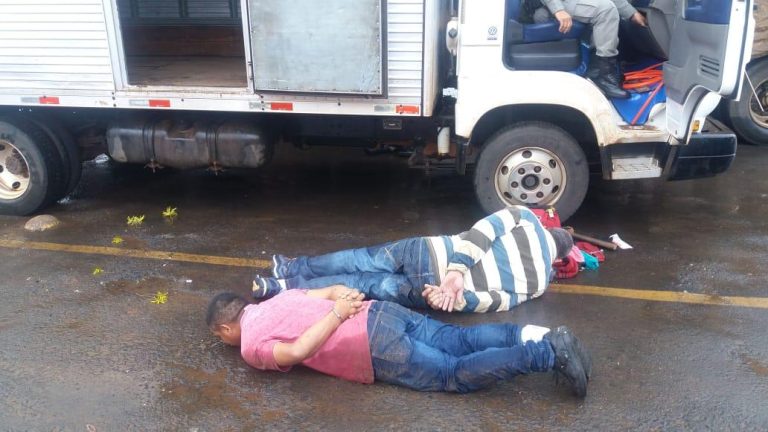 POLÍCIA MILITAR PRENDE EM FLAGRANTE TRÊS HOMENS ESPECIALIZADOS EM ROUBO DE CARGAS DE CIGARROS