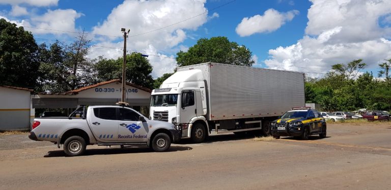 PRF APREENDE NA BR 050, EM CATALÃO, CARGA DE CIGARROS DO PARAGUAI QUE ESTAVAM EM FUNDO FALSO DE CAMINHÃO