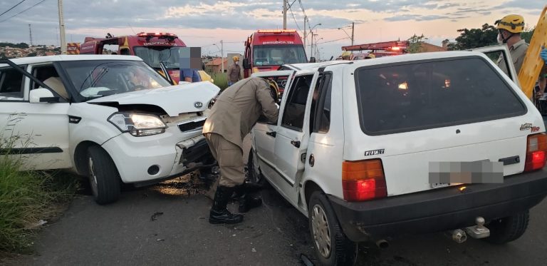 TRÂNSITO DE CATALÃO: ACIDENTE ENTRE DOIS VEÍCULOS DE PASSEIO DEIXOU CINCO PESSOAS FERIDAS, ENTRE ELAS DUAS CRIANÇAS DE 4 E 11 ANOS DE IDADE