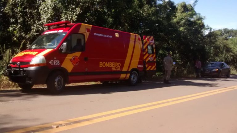 AO DESVIAR DE BURACO NA GO 330, MOTORISTA SAÍ DA PISTA E CAÍ EM RIBANCEIRA; ACIDENTE ACONTECEU ENTRE IPAMERI E URUTAÍ NA ÚLTIMA QUINTA (23), DEIXANDO O CONDUTOR DO VEÍCULO FERIDO