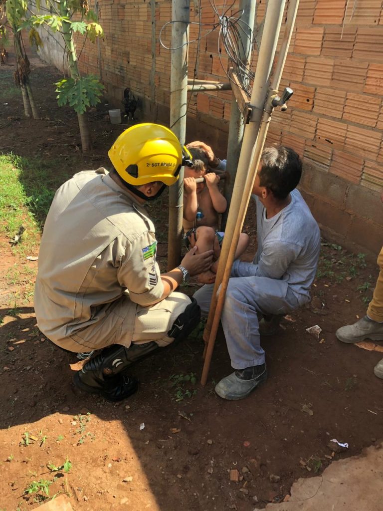 CORPO DE BOMBEIROS RESGATA CRIANÇA PRESA EM TORRE METÁLICA