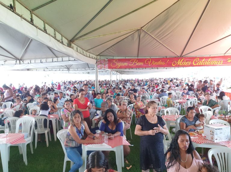 EM CATALÃO, SHOW GOSPEL E ALMOÇO NO CAMPO DO CRAC MARCARAM O DIA DAS MÃES; EM TRÊS RANCHOS MAMÃES GANHARAM BRINDES EM UM CAFÉ DA MANHÃ ESPECIAL