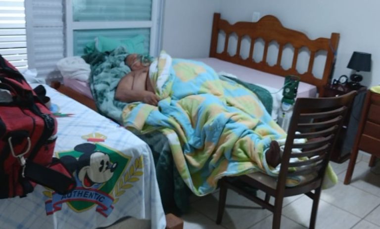 EM GOIÂNIA, HOMEM COM 200 QUILOS É SOCORRIDO PELO CORPO DE BOMBEIROS