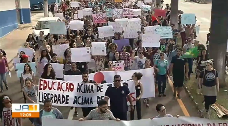 ESTUDANTES, PROFESSORES E PROFISSIONAIS DA EDUCAÇÃO REALIZARAM MANIFESTAÇÃO EM CATALÃO CONTRA CORTES NO ORÇAMENTO; ASSEMBLEIA UNIVERSITÁRIA TAMBÉM FOI REALIZADA