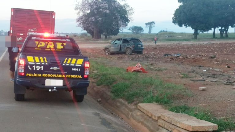 MOTORISTA BÊBADO CAPOTA AUTOMÓVEL NA BR 050