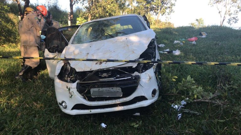 MULHER DE 48 ANOS DE IDADE MORRE EM GRAVE ACIDENTE NA GO 330 ENTRE OUVIDOR E TRÊS RANCHOS; CONDUTORA FOI ARREMESSADA PARA FORA DO VEÍCULO