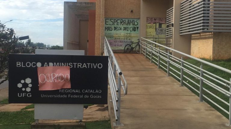 OCUPAÇÃO DO BLOCO ADMINISTRATIVO DA UFG/REGIONAL CATALÃO JÁ DURA MAIS DE UMA SEMANA; ESTUDADENTES DE EDUCAÇÃO FÍSICA PEDEM MELHORIAS NA ESTRUTURA DO CURSO