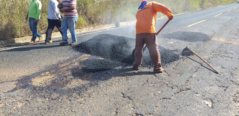 PREFEITURA DE TRÊS RANCHOS REALIZA OPERAÇÃO TAPA-BURACOS NA GO 330