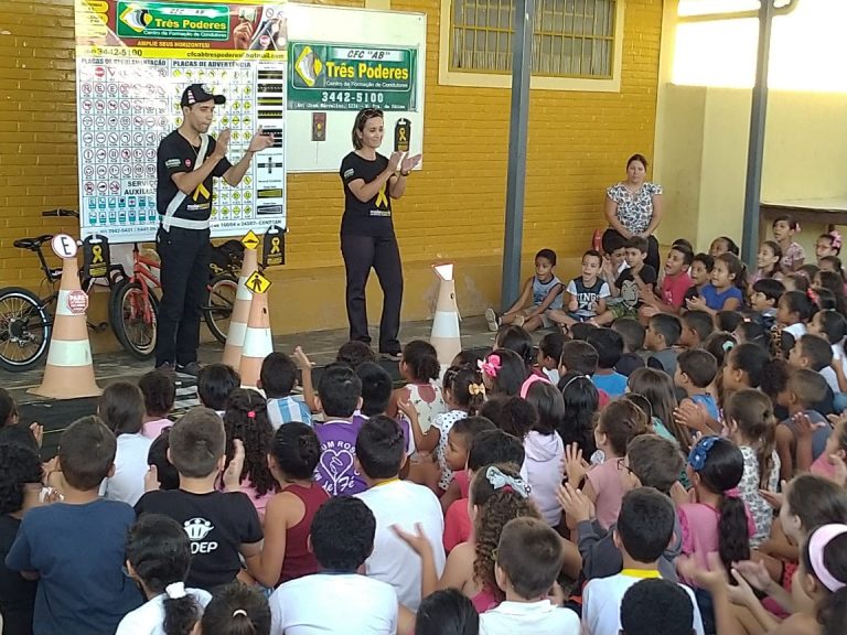 MAIO AMARELO: CFC TRÊS PODERES E SINDITEGO REALIZAM PALESTRAS EM ESCOLAS PÚBLICAS DE CATALÃO; OBJETIVO FOI É A CONSCIENTIZAÇÃO DE CRIANÇAS E ADOLESCENTES QUE SERÃO MOTORISTAS NO FUTURO