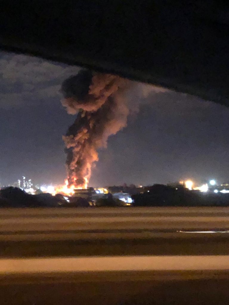 URGENTE: INCÊNDIO EM FÁBRICA DE MATERIAIS RECICLÁVEIS DEIXA AO MENOS SEIS PESSOAS FERIDAS EM APARECIDA DE GOIÂNIA
