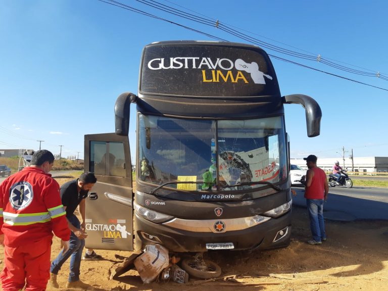 ACIDENTE ENTRE ÔNIBUS DO CANTOR GUSTTAVO LIMA  E MOTOCICLETA DEIXA UMA PESSOA FERIDA