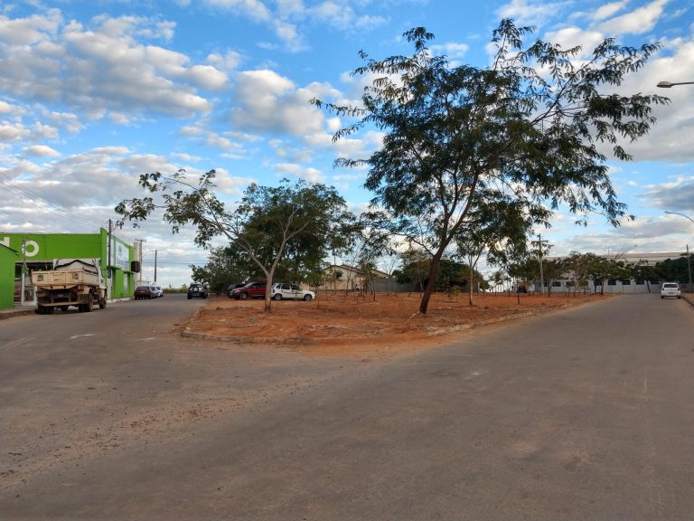 ÁREA LIMPA PARA A CONSTRUÇÃO DO DINO’S PARQUE NO SETOR ELDORADO ENTRE OS LOTEAMENTOS LIZ E FLAMBOYANT