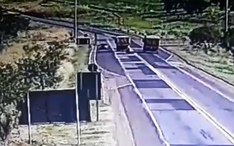 CAMINHONEIRO É MULTADO EM QUASE 5 MIL REAIS AO FAZER ULTRAPASSAGEM EM LOCAL PROIBIDO NA BR 050, EM CATALÃO; VÍDEO FLAGROU MOTORISTA DE CAMINHÃO “JOGANDO” CARRO EM ACOSTAMENTO
